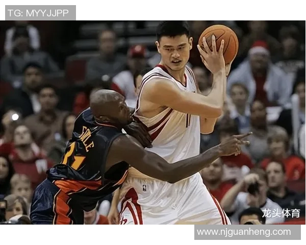 姚明精彩发球瞬间定格篮球场上的传奇时刻